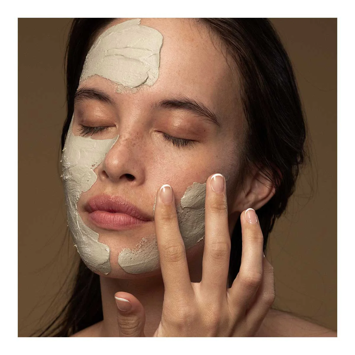 Halo Skin-Brightening Facial Mud Mask - Image 5